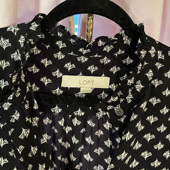 LOFT delicate black blouse with white flowers and ruffled collar and sleeves - Picture 10 of 13